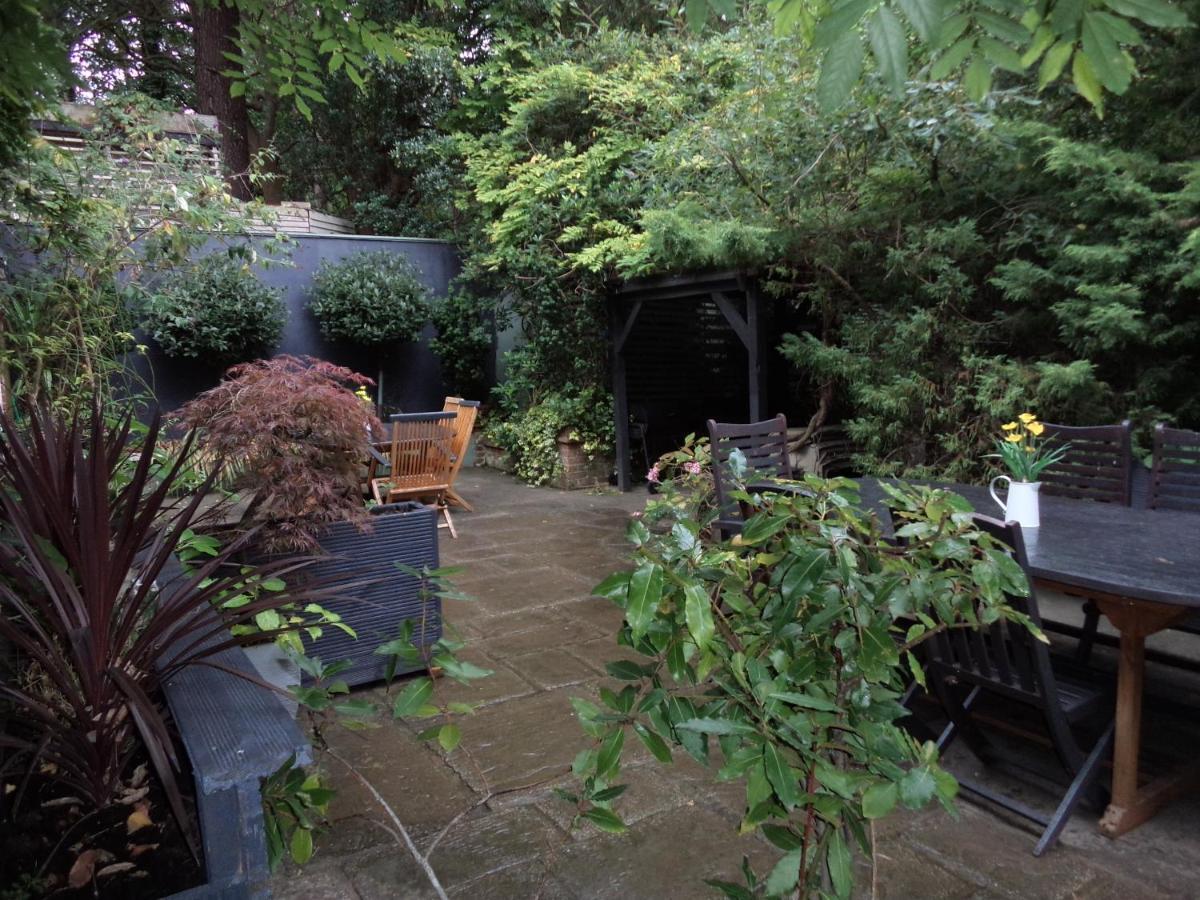 Coach House Vila Woking Exterior foto